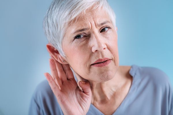 Người cao tuổi dễ bị khiếm thính